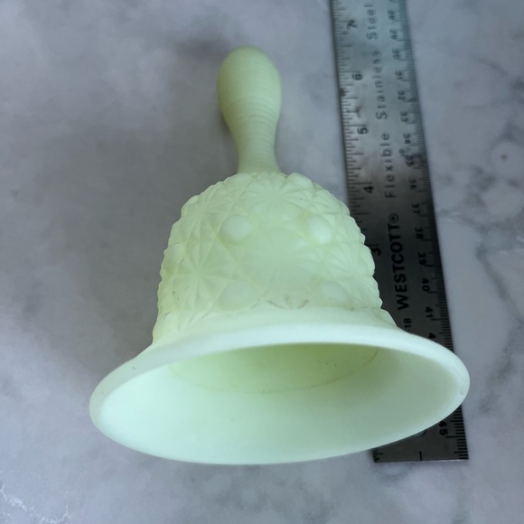 Fenton Vintage bell in custard. Perfect condition. - Picture 3 of 5